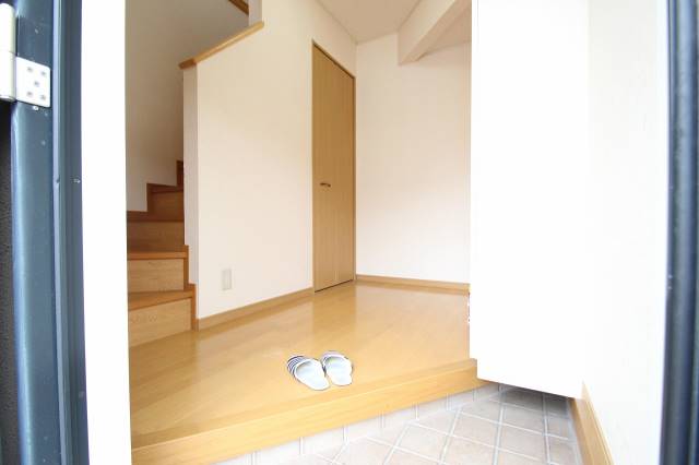 玄関　開放感のある玄関です　シューズボックスもあります