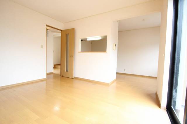 居室・リビング　リビングは南向き広々１３．２帖