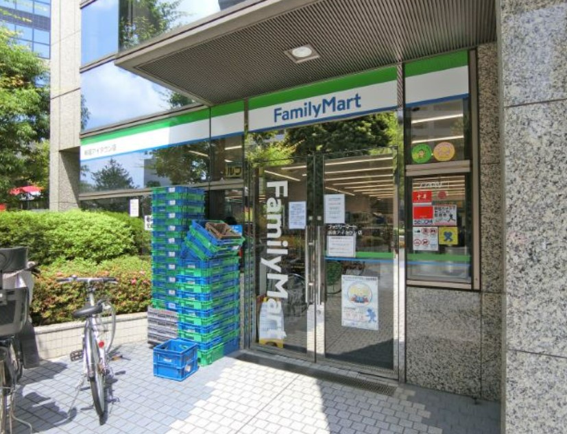 コンビニ　ファミリーマート新宿アイタウン店（コンビニ）まで157m