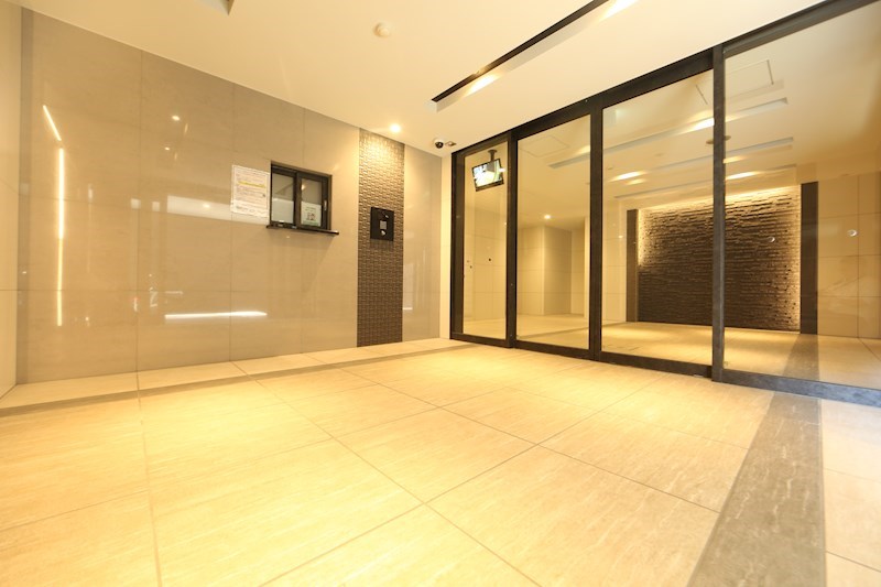 エントランス　エントランス　オートロック付　防犯カメラ有り