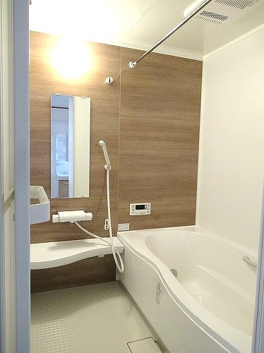 バス・シャワールーム　浴室乾燥、追焚機能付き。