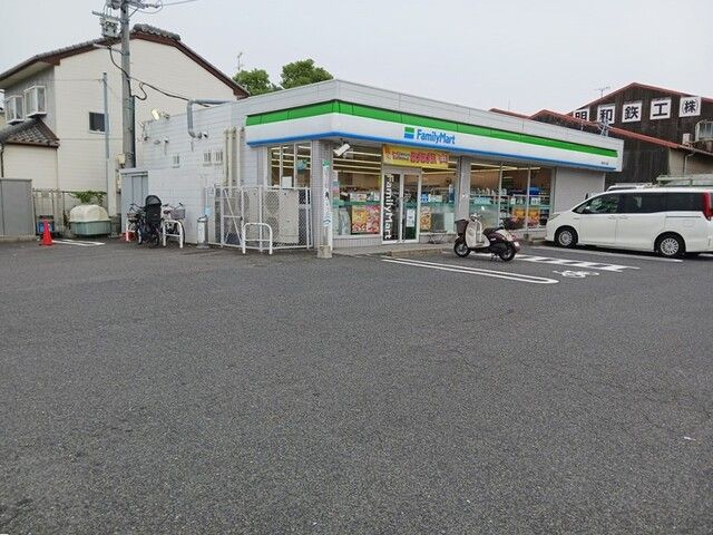 コンビニ　ファミリーマート（コンビニ）まで560m