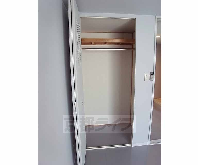 収納　ハンガーパイプ付きの収納です。