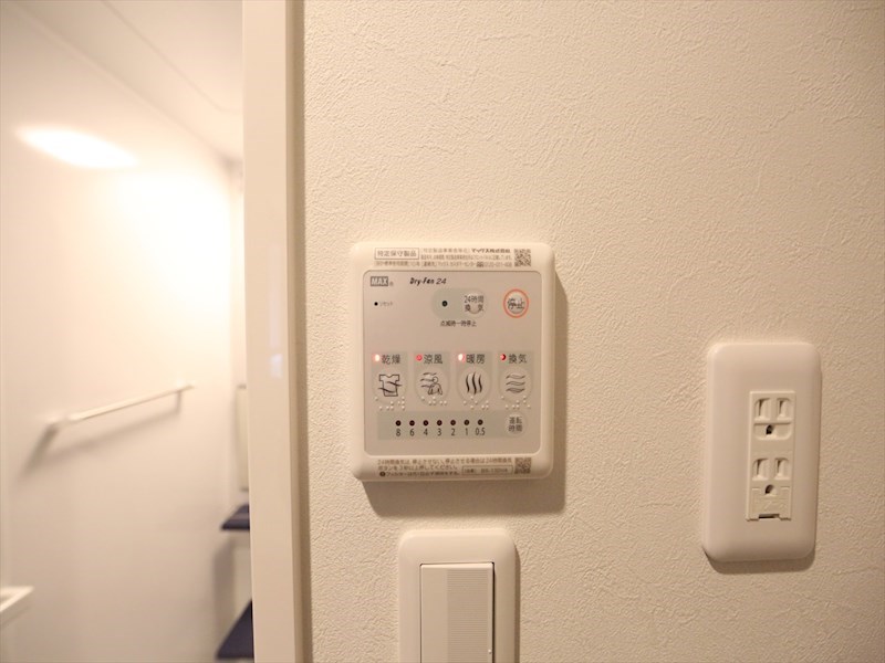 その他設備　浴室暖房乾燥機付き