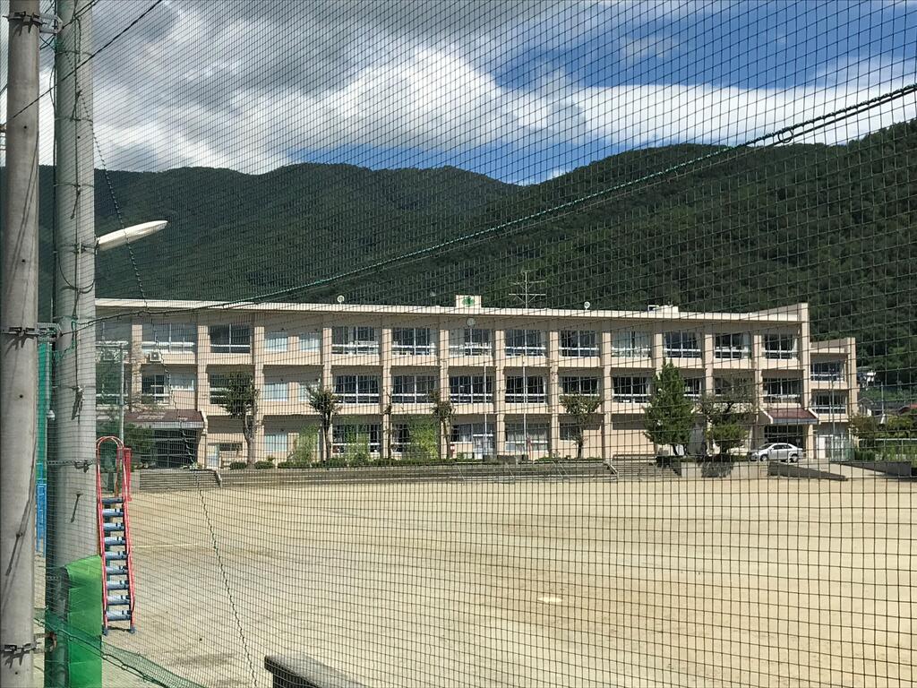 小学校　甲府市立里垣小学校（小学校）まで1062m