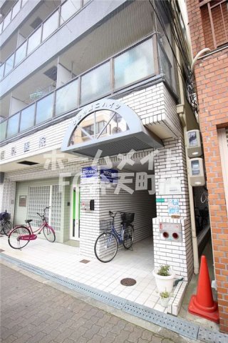 エントランス　落ち着いたエントランスです