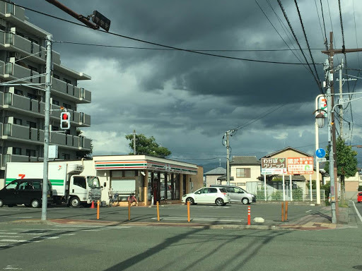 コンビニ　セブンイレブン（コンビニ）まで174m