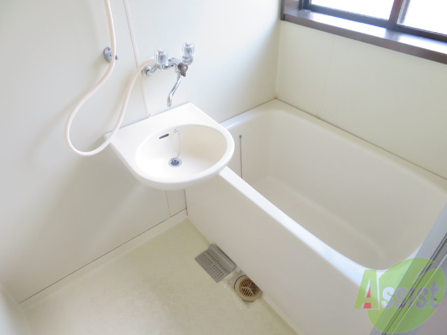 バス・シャワールーム　浴室はこちらのバスになりますね。清潔感もあります。