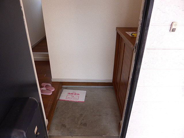 玄関　※写真は他号室です