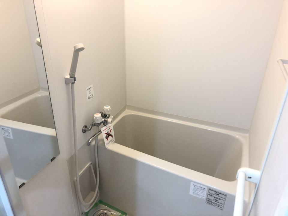 バス・シャワールーム　大きめの鏡の付いた浴室です♪