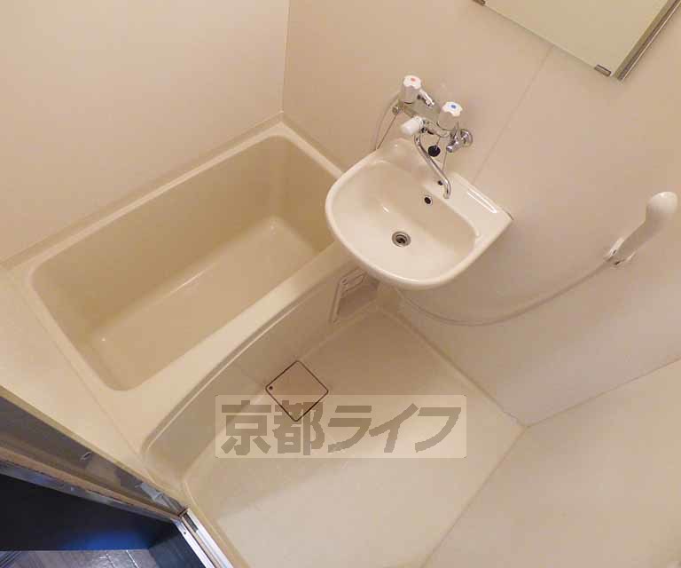 バス・シャワールーム　バスルームです