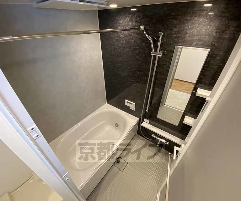 バス・シャワールーム　鏡のある便利なお風呂