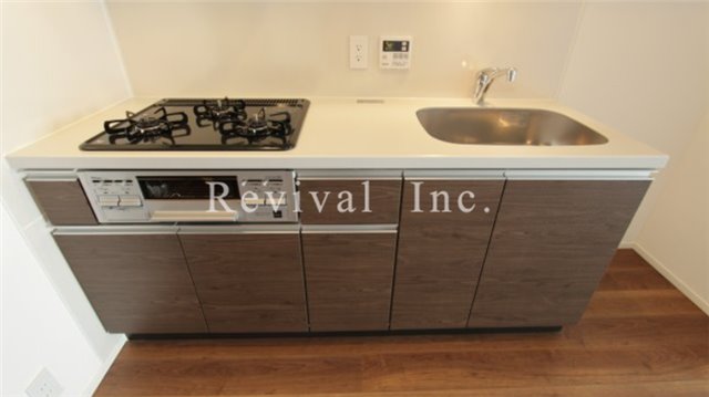 キッチン　3口ガスコンロのシステムキッチンでございます