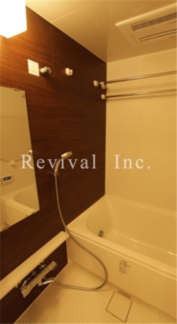 バス・シャワールーム　追い焚き・浴室乾燥完備でございます