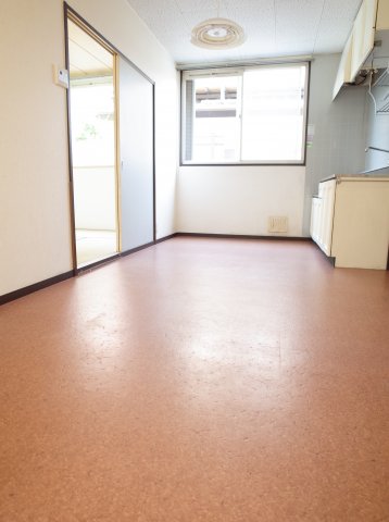 居室・リビング　窓が多いのでお部屋があかるい☆