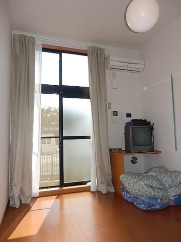 居室・リビング　家具家電付きの洋室