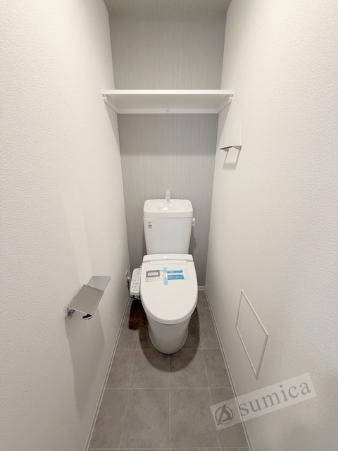 トイレ　人気アイテムの温水洗浄便座。清潔感のあるトイレです。