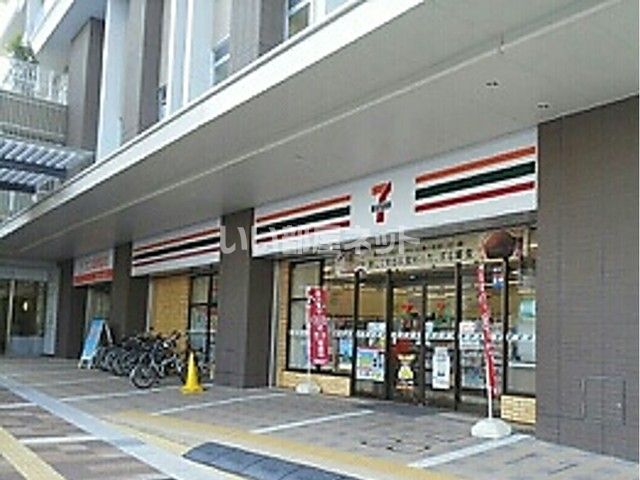 コンビニ　セブンイレブン JR大津駅前店（コンビニ）まで688m