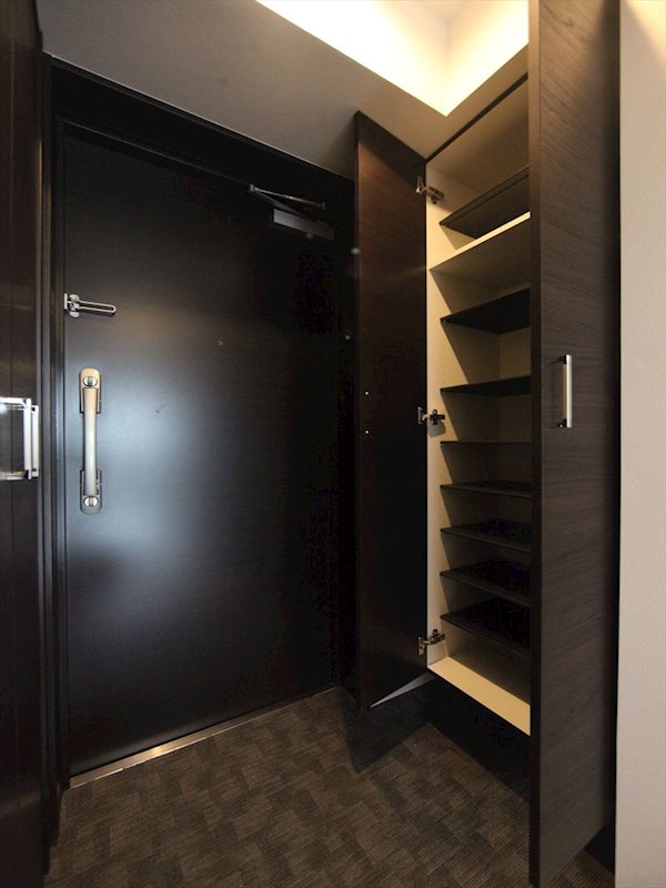 玄関　玄関　シューズボックス付（収納充実してます）