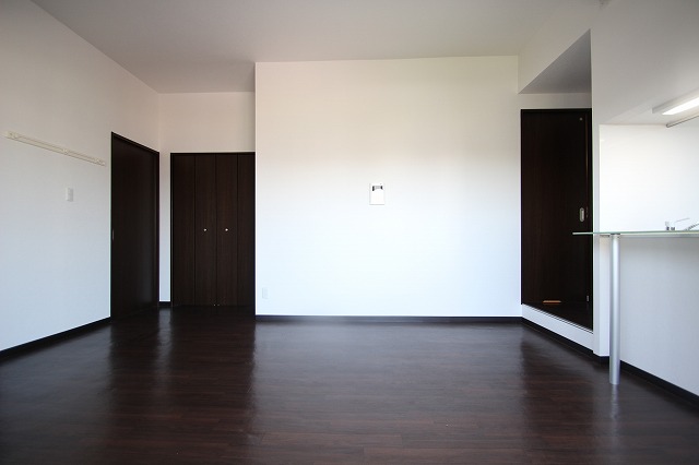 居室・リビング　同物件、別号室のものです。