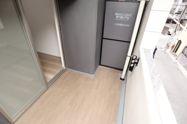 バルコニー　別号室のものになります。現状優先。