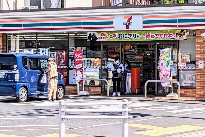 コンビニ　セブンイレブン（コンビニ）まで130m