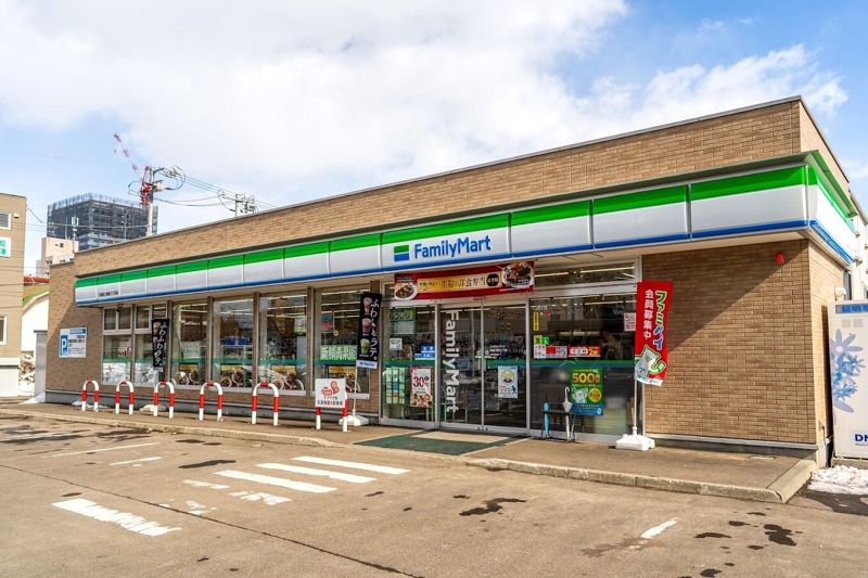コンビニ　ファミリーマート札幌北1条東11丁目店（コンビニ）まで293m