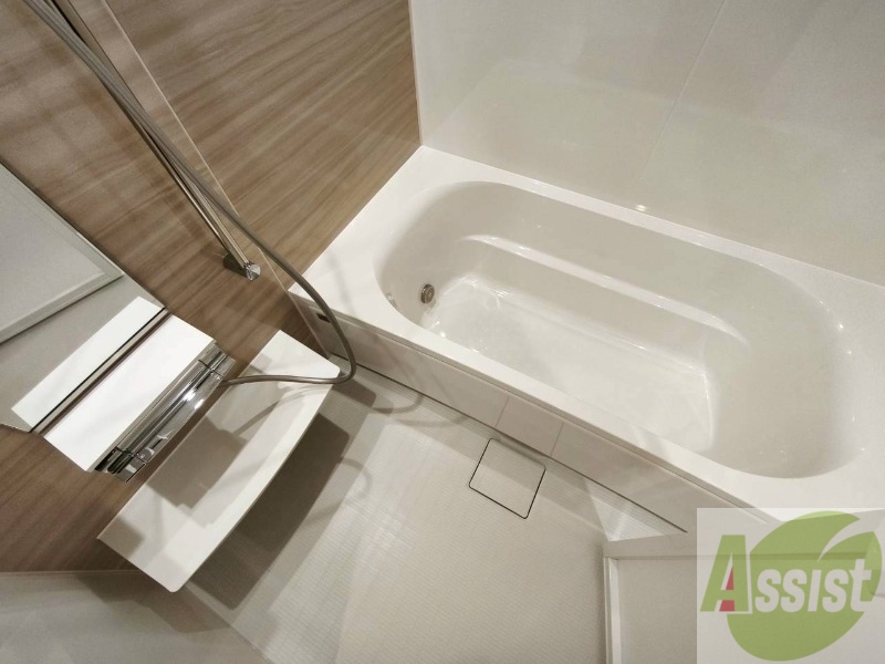 バス・シャワールーム　お風呂です。広々したバスでゆっくりくつろげます。