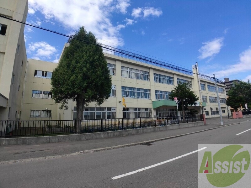 小学校　札幌市立緑丘小学校（小学校）まで527m
