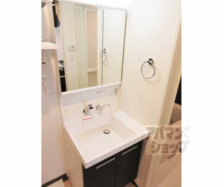 洗面設備　大きな鏡の独立洗面台です・