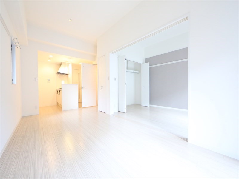 居室・リビング　ＬＤＫ12.8帖　洋室6.6帖　つなげても仕切っても使えます