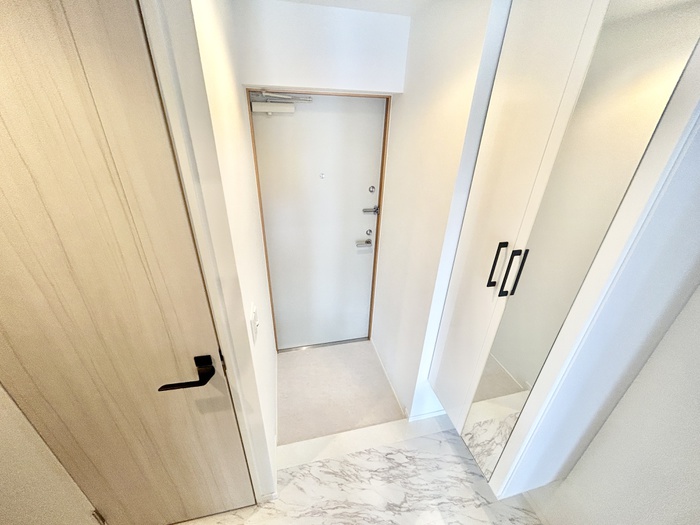 玄関　同系タイプのお部屋のお写真になります。