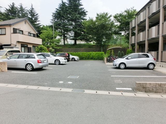 駐車場　敷地内に駐車場ございます。