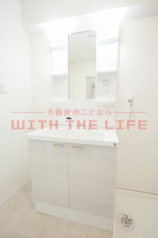 洗面設備　独立洗面台、小物を置くことができて便利です※現状優先