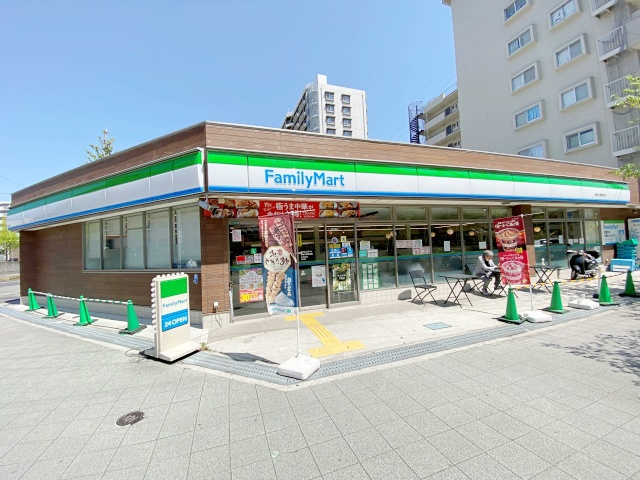 コンビニ　ファミリーマート緑地公園駅東店（コンビニ）まで209m