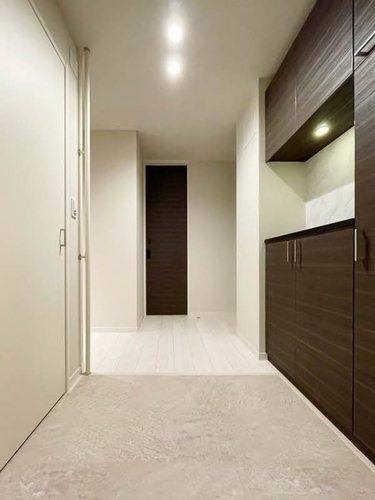 玄関　玄関に収納スペースをご用意しています