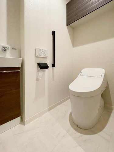 トイレ　温水洗浄便座、ミニ洗面台も設置しています