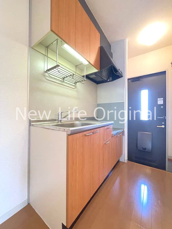 キッチン　上部に収納棚がありキッチングッズもすっきりと収納できます