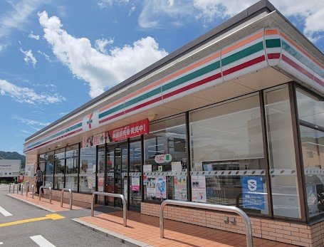 コンビニ　セブン－イレブン　湖南三雲店（コンビニ）まで400m