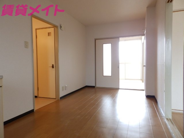 居室・リビング　同物件別室参照