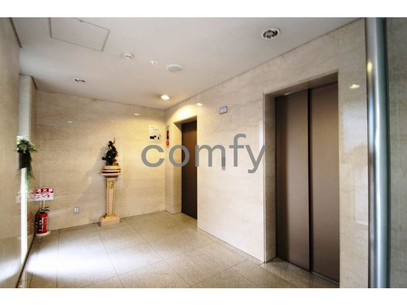 ロビー　エレベータ完備