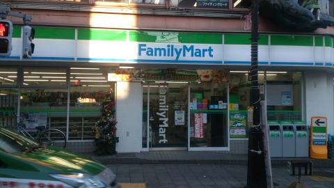 コンビニ　ファミリーマート太子堂三丁目店（コンビニ）まで53m