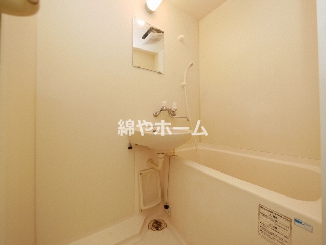 バス・シャワールーム　コンパクトで使いやすいお風呂です