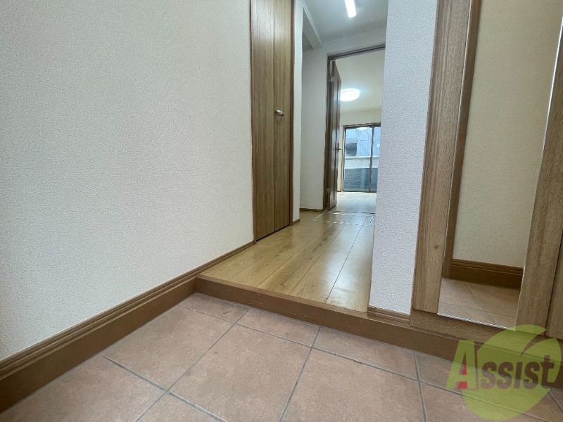 玄関　玄関からの様子になります。敷居が高くなく安心ですね。