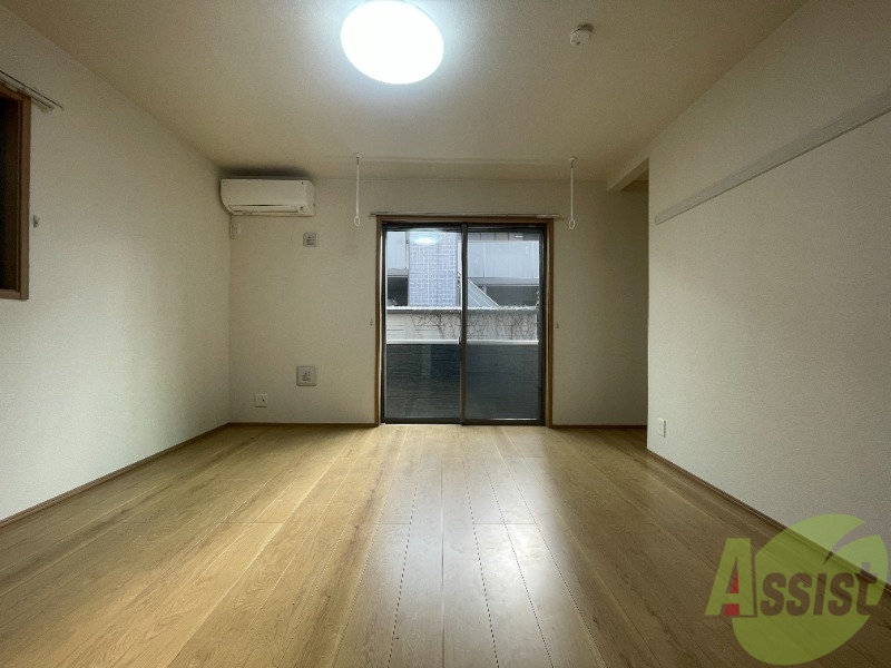 居室・リビング　こちら生活のメインとなる８．９帖の洋室になります。