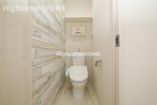 トイレ　落ち着いた色調のトイレです