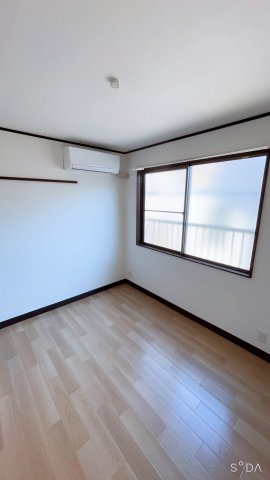 居室・リビング　落ち着いた色調の洋室です