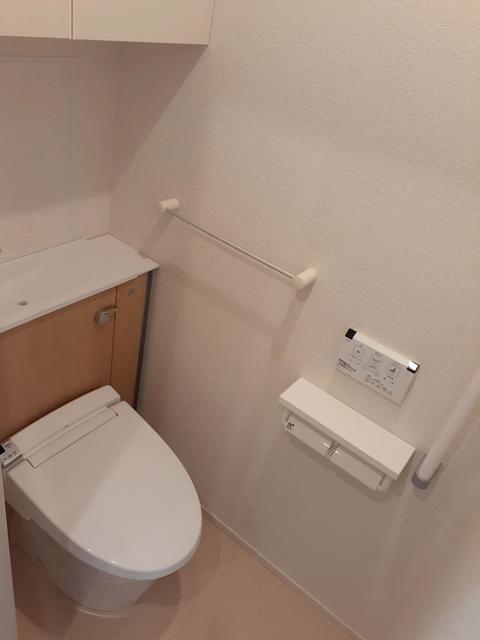 トイレ　嬉しい温水洗浄便座付き個室トイレ♪