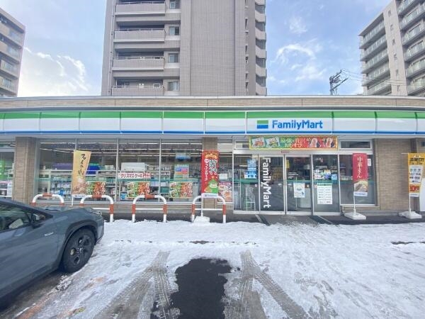コンビニ　ファミリーマート札幌北20条西5丁目店（コンビニ）まで108m