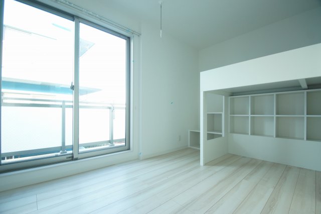 居室・リビング　優しい色合いの床材を使用した居住空間です。